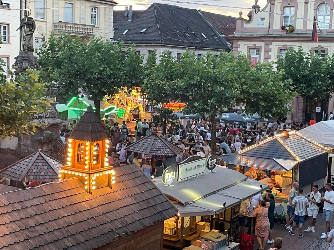 Blick von auf den Marktplatz in den Abendstunden